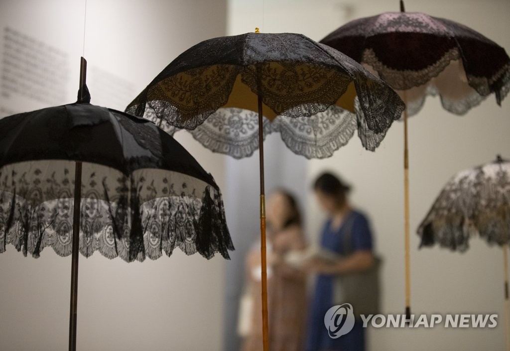 플랫폼엘 '여름이 피다' 전에 꽃핀 우산들
