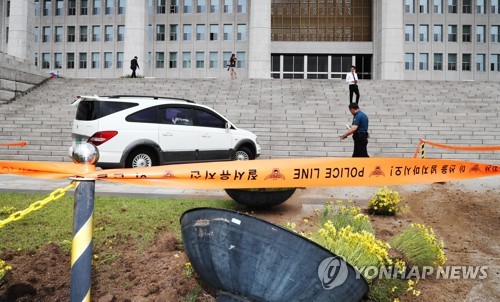 국회 본청 앞 계단으로 돌진한 승합차량