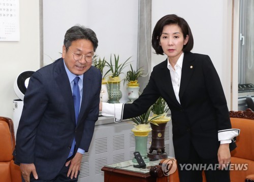 강기정 청와대 정무수석 배웅하는 나경원 원내대표