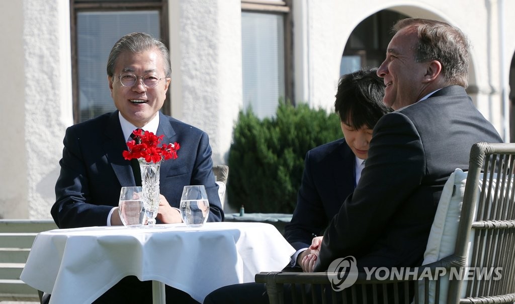 스웨덴 정상과 환담하는 문 대통령