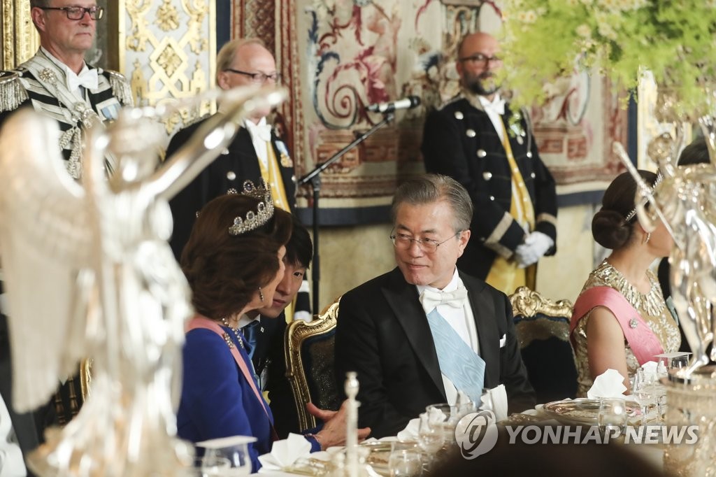 Moon Jae-in con la reina Silvia de Suecia Moon Jae-in con la reina Silvia de Suecia