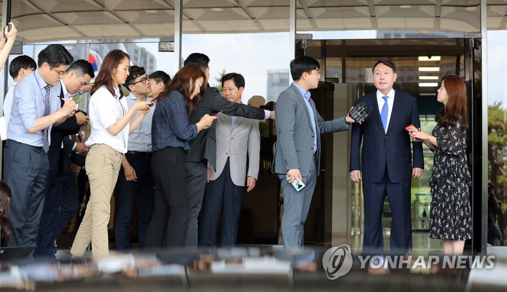 답변하는 윤석열 신임 검찰총장 후보자