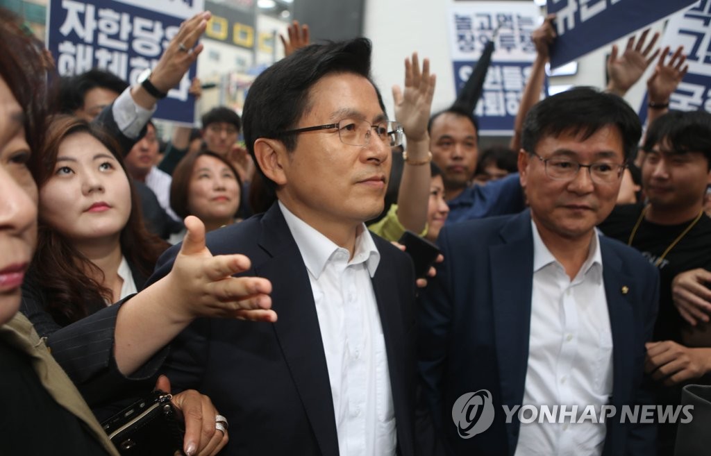 시위대 만난 황교안 대표