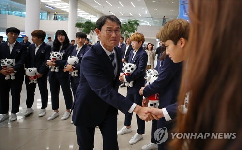 선수들과 인사하는 윤덕여 감독