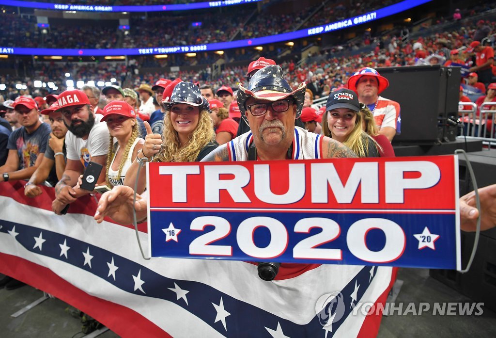 '트럼프 2020'…올랜드 재선 출정식에 모인 지지자들