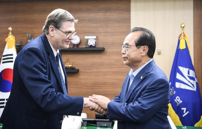 Busan mayor meets IESF chief Busan mayor meets IESF chief