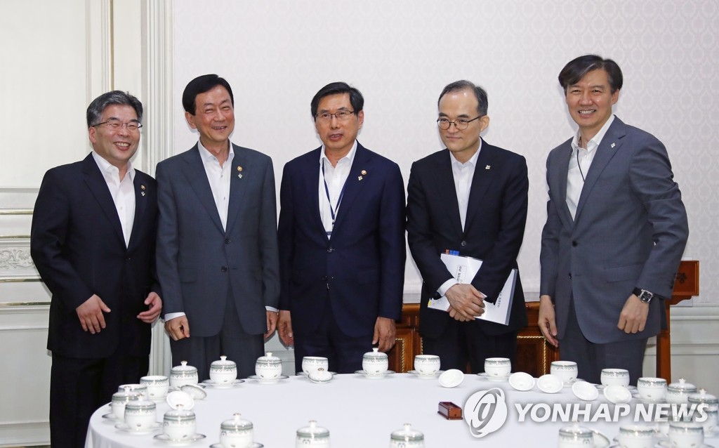 환담하는 반부패정책협의회 참석자들