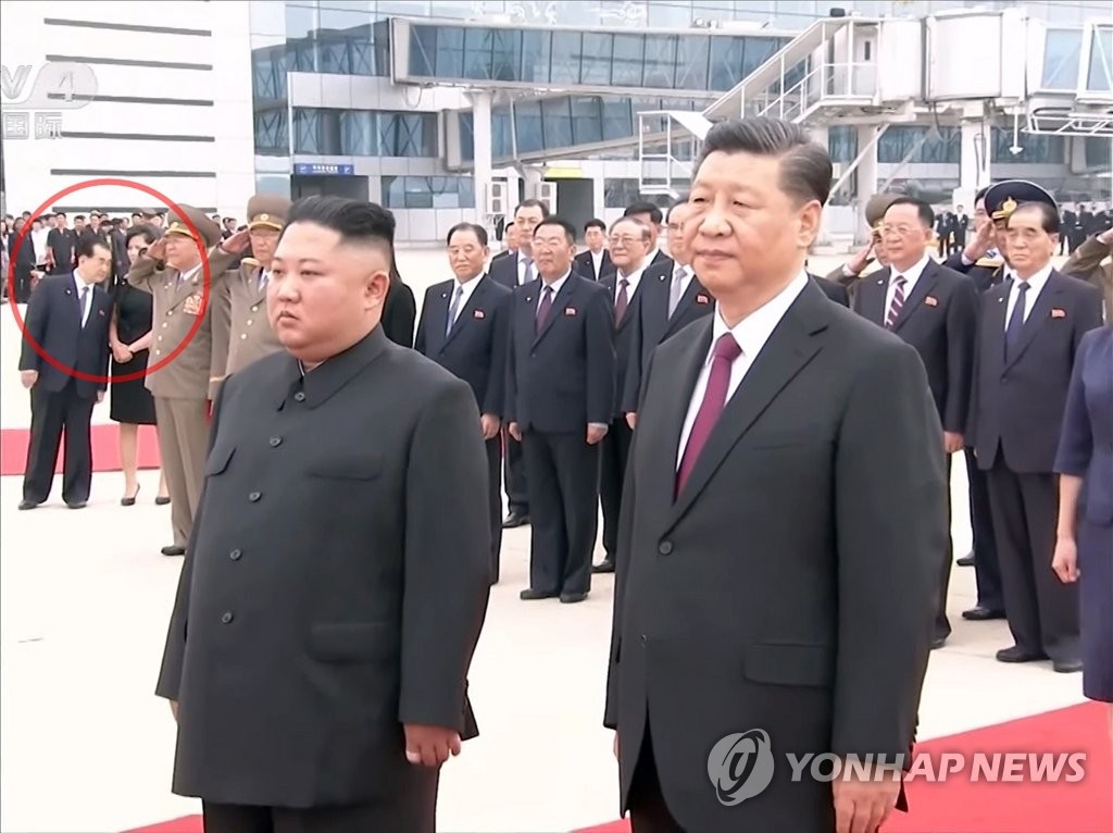 김창선과 대화하는 현송월