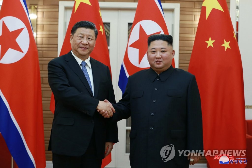 악수하는 북중 정상