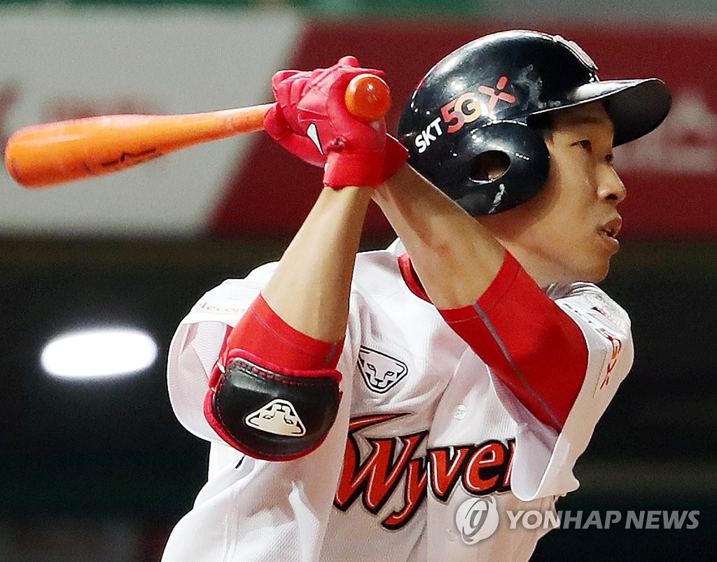 Ko Jong-wook of the SK Wyverns delivers a three-run double against the Doosan Bears in the bottom of the eighth inning of a Korea Baseball Organization regular season game at SK Happy Dream Park in Incheon, 40 kilometers west of Seoul, on June 21, 2019. (Yonhap)
