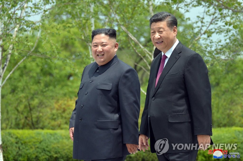 영빈관 산책하는 시진핑 중국 국가주석(오른쪽)과 김정은 북한 국무위원장