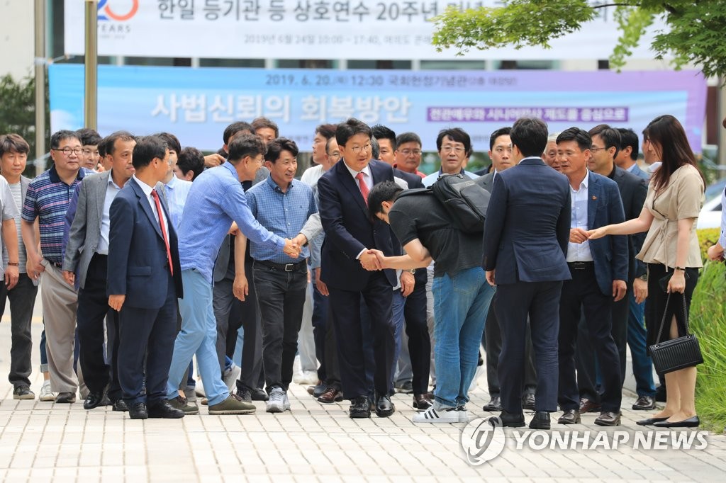 지지자들과 인사하는 권성동