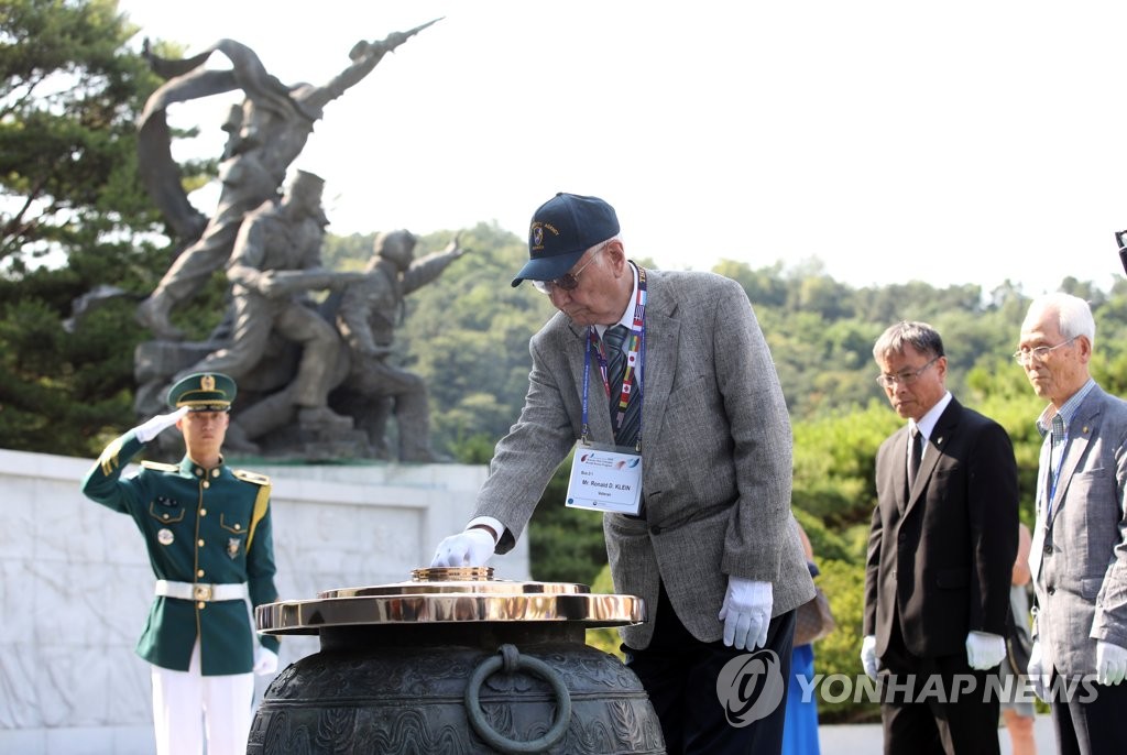 분향하는 참전용사들