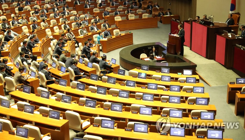 한국당 불참 본회의에서 추경안 시정연설하는 이낙연