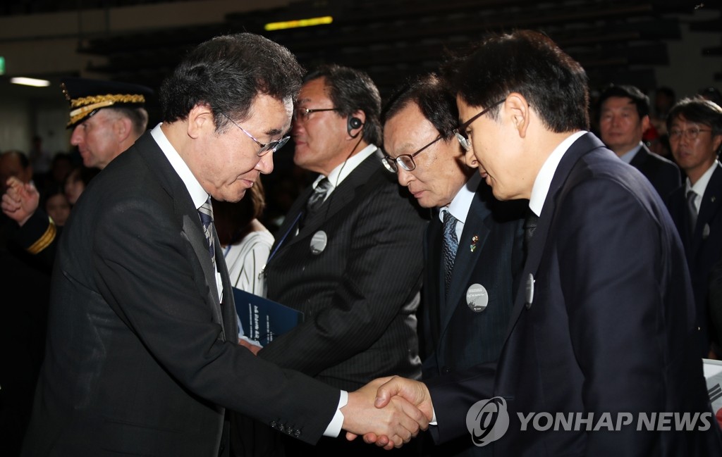 황교안 대표와 인사하는 이낙연 총리