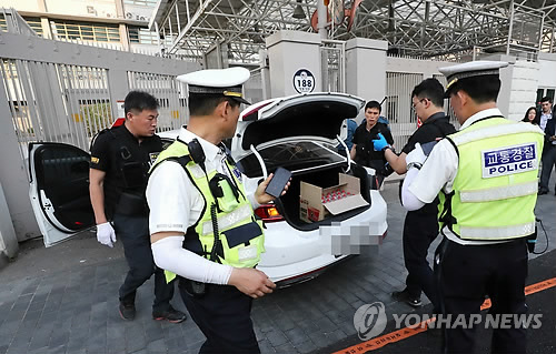 미 대사관 차량돌진, 수색하는 경찰들