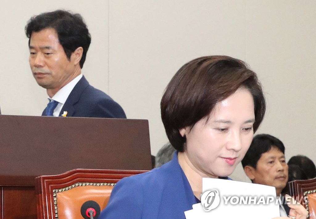 교육위 전체회의 참석한 유은혜 교육부 장관과 김승환 전북교육감