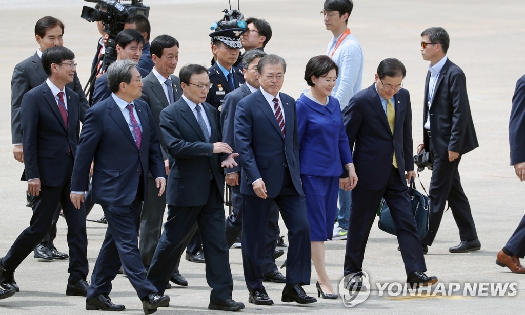 이동하는 문 대통령 환송 인사