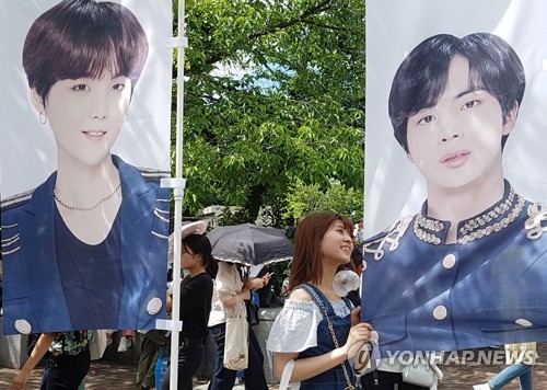 '현수막으로 함께 하는 기념촬영'