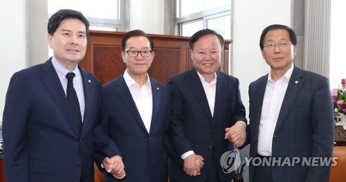 손잡은 국회 김재원 예결위원장과 여야 간사들