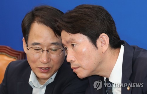 이야기하는 이인영과 이원욱