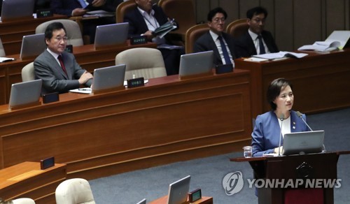 답변하는 유은혜 부총리