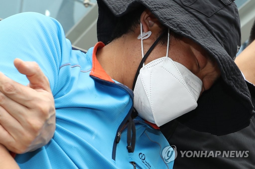 두 눈 질끈 감은 '모녀 성폭행 시도남'