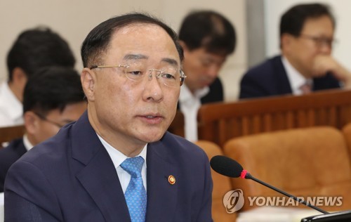 답변하는 홍남기 부총리