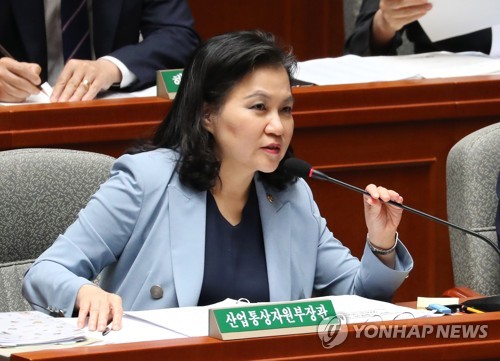 질의 답변하는 유명희 산업통상자원부 통상교섭본부장