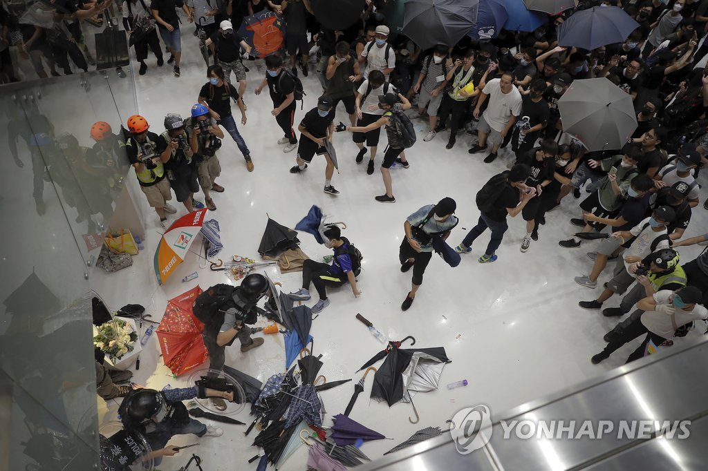 난투극 벌이는 홍콩 시위대와 경찰