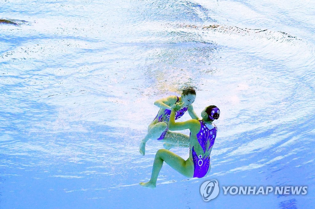 El dúo femenino surcoreano de natación sincronizada El dúo femenino surcoreano de natación sincronizada