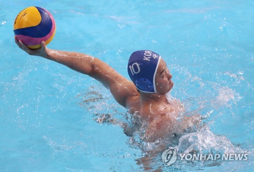 Han Hyo-min of South Korea fires a shot during the men's water polo Group A game against Serbia at the FINA World Championships at Nambu University Water Polo Competition Venue in Gwangju, 330 kilometers south of Seoul, on July 17, 2019. (Yonhap)
