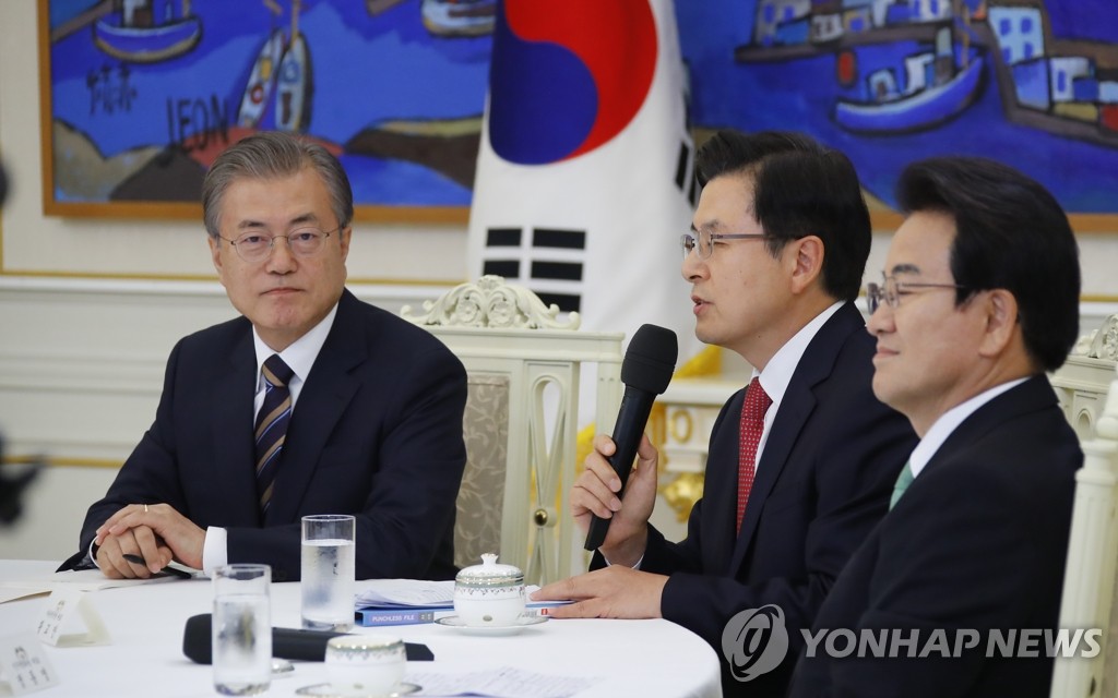 청와대에서 발언하는 황교안 자유한국당 대표