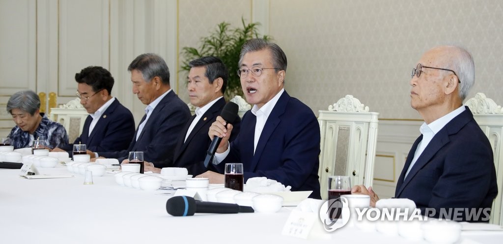 문 대통령, 예비역 군 주요인사 초청 오찬 간담회