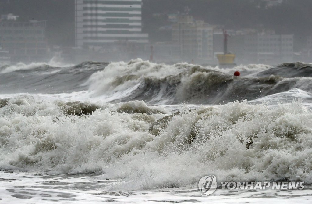 Typhoon Danas makes waves at Haeundae Typhoon Danas makes waves at Haeundae