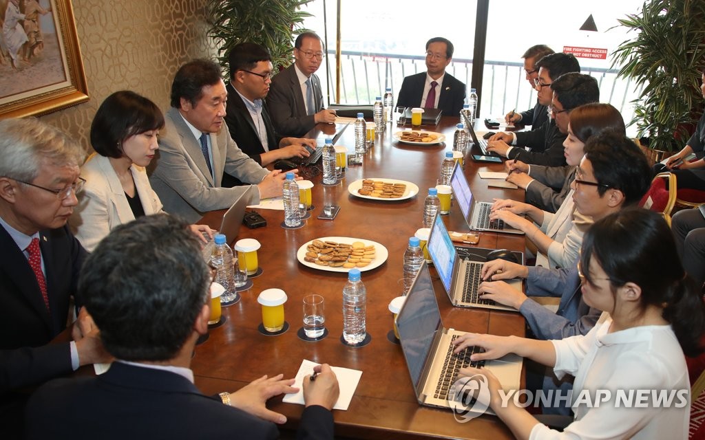 4개국 순방 기자간담회 하는 이낙연 총리