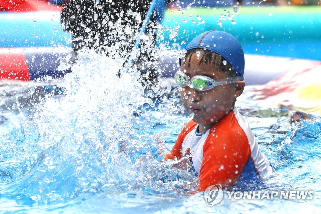'습한 날씨엔 물놀이지!'