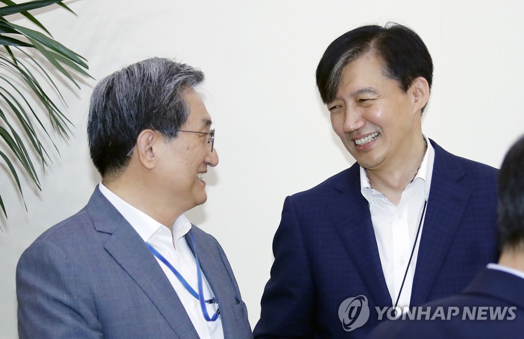대화 나누는 노영민 실장과 조국 수석