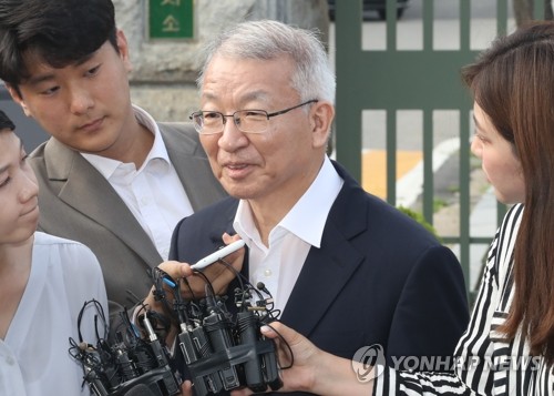취재진 질문받는 양승태 전 대법원장