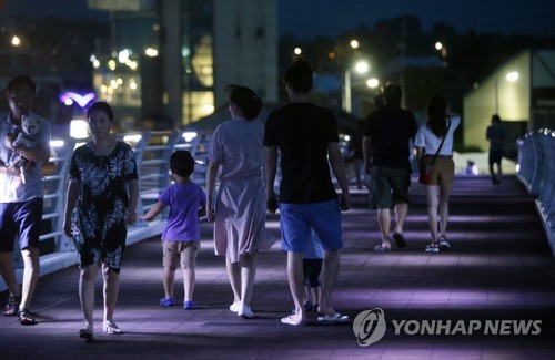 열대야 피해 나온 시민들