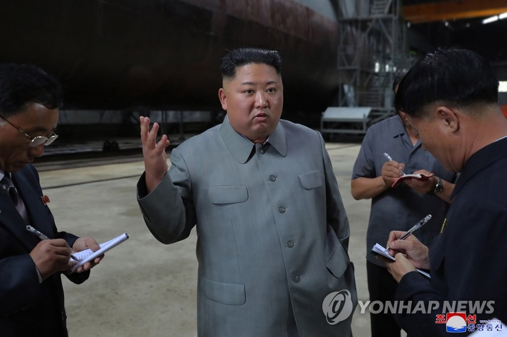 Kim Jong-un inspecciona un nuevo submarino Kim Jong-un inspecciona un nuevo submarino