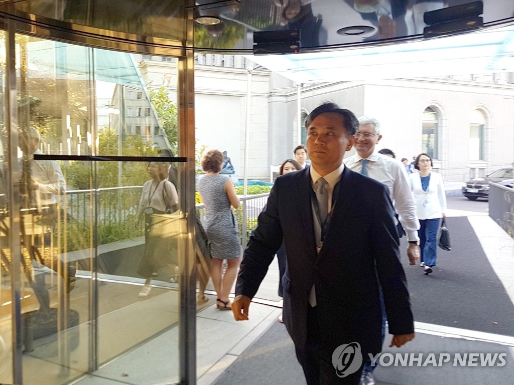 WTO 회의장 들어서는 김승호 대표