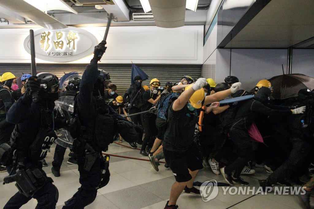 홍콩 '백색테러' 규탄 시위대 구타하는 경찰