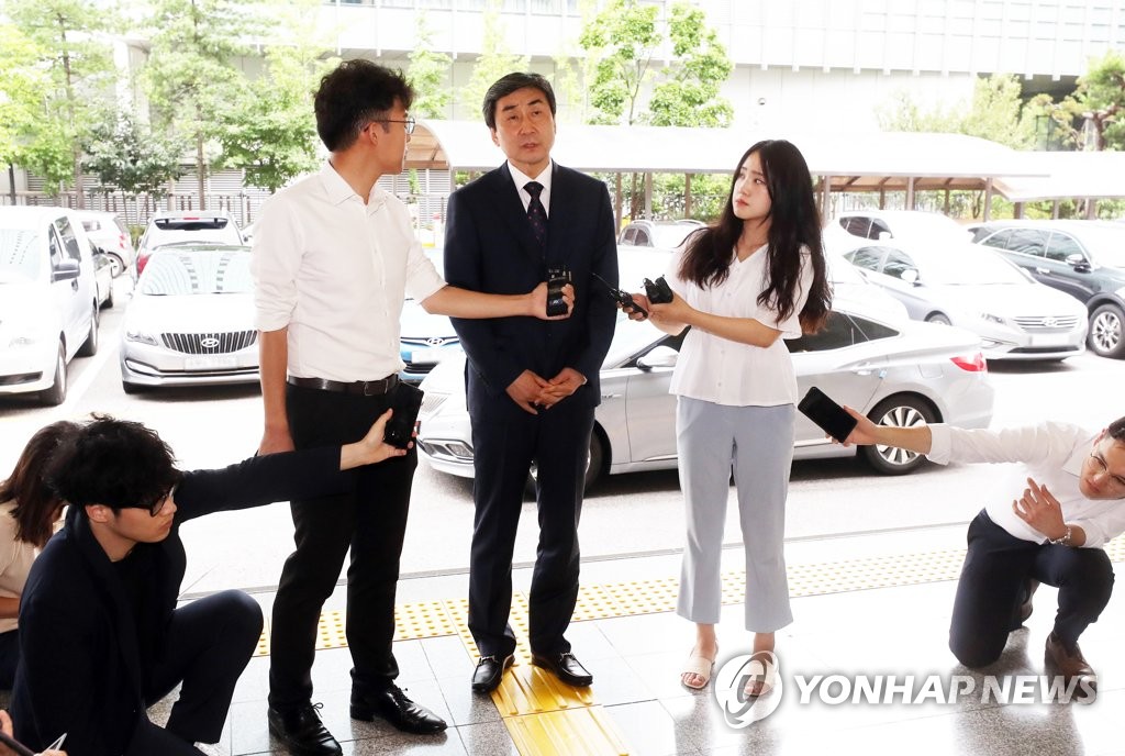경찰 출석하며 질문에 답하는 이종걸 의원