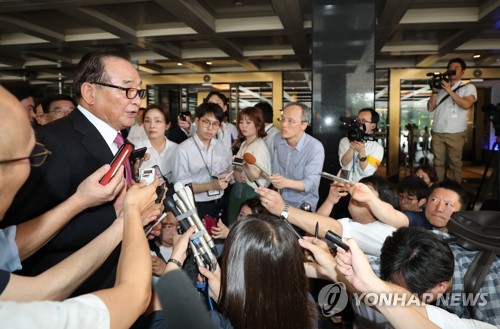 기자회견 하는 국회 방일단 서청원 의원