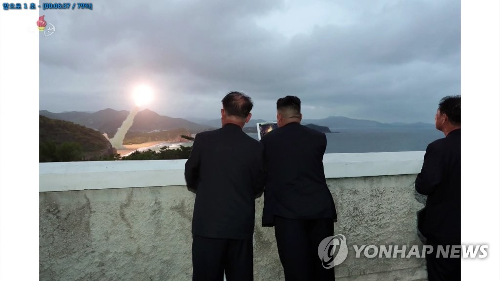 태블릿PC로 발사 근접촬영 화면 보는 김정은