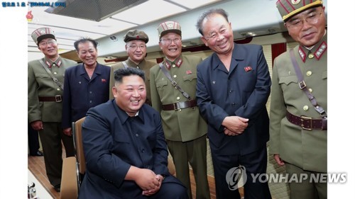북한 TV, 함흥 발사장면 공개…"김정은, 새 무기에 커다란 만족"
