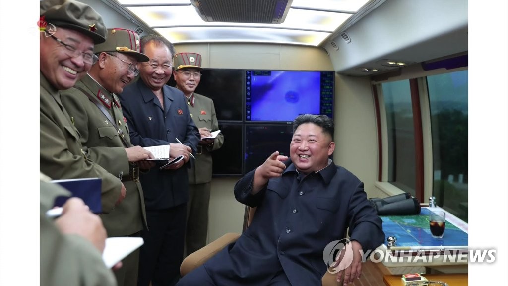 간부들과 환하게 웃는 북한 김정은