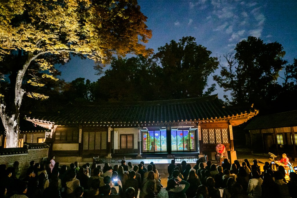 Paseo bajo la luz de la luna en el palacio real Changdeok Paseo bajo la luz de la luna en el palacio real Changdeok