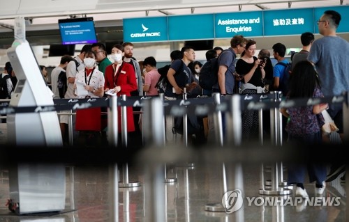폐쇄 하루 만에 운영 재개한 홍콩 국제공항